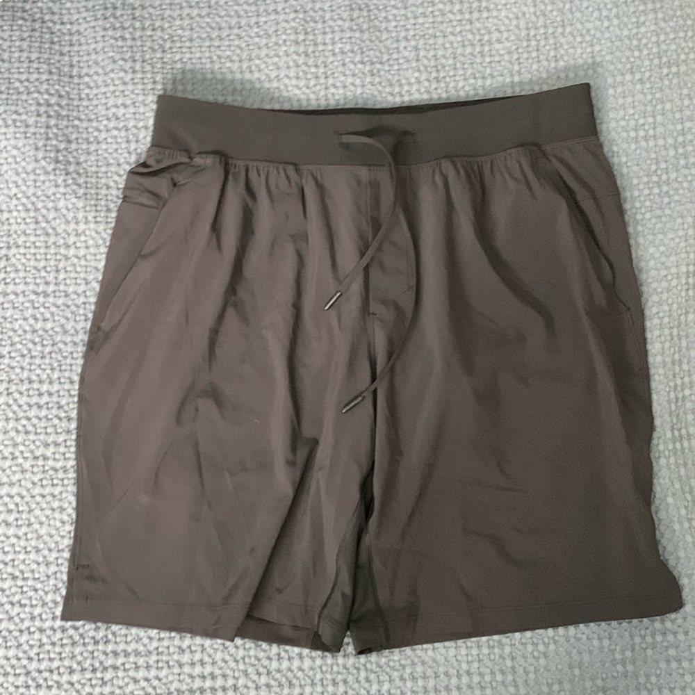 Men’s Lululemon athletica lined 9” shorts
